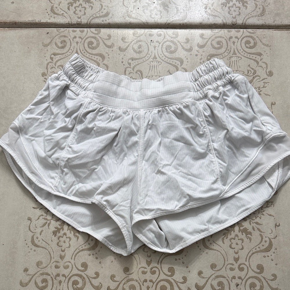Lululemon hotty hot 2.5” low rise Shorts